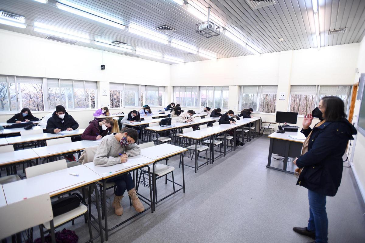 Estudiantes hacen un examen en la UCO.