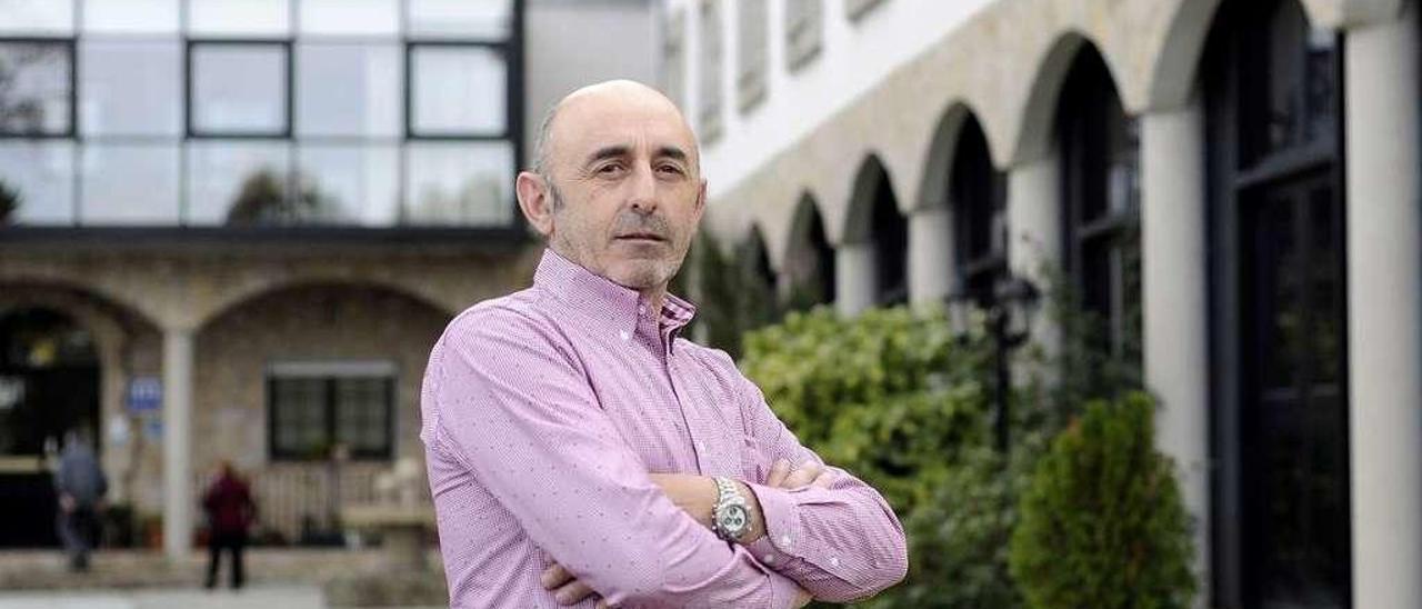 José Garaloces posa en el patio del balneario cruceño de Baños da Brea. // Bernabé/Javier Lalín