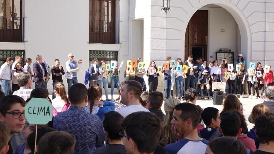 Concentración de estudiantes en la Plaça Major de Ontinyent