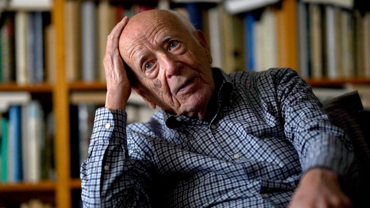 El filósofo Emilio Lledó, en su casa de Madrid.