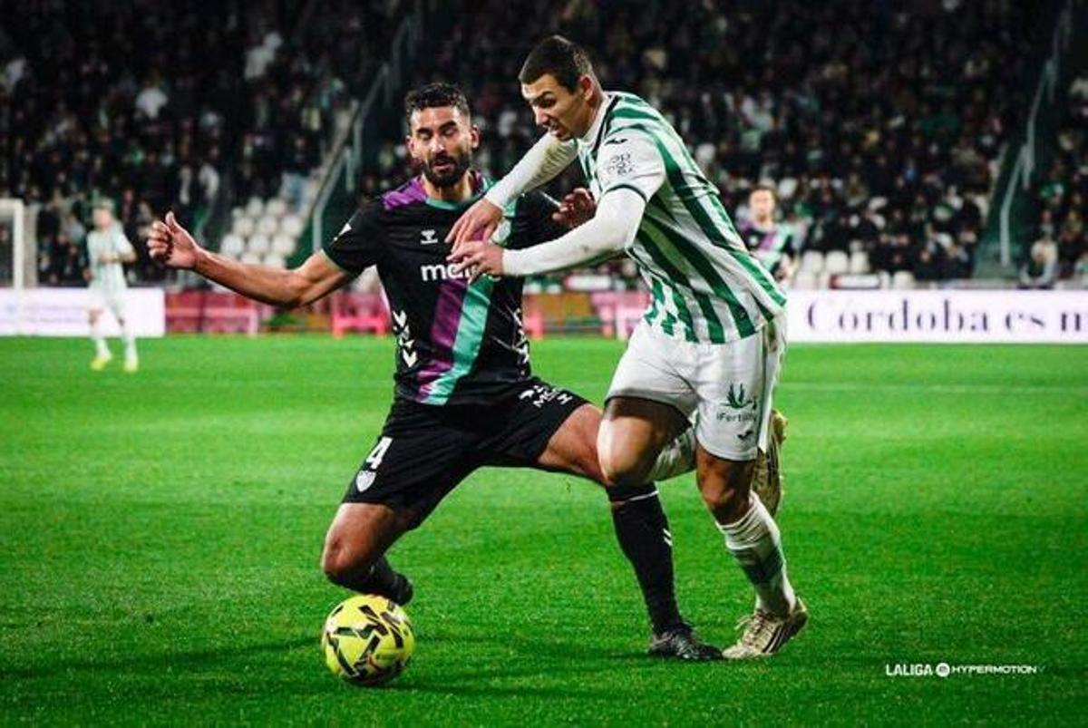 Einar galilea luchando un balo en el partido contra el Córdoba CF