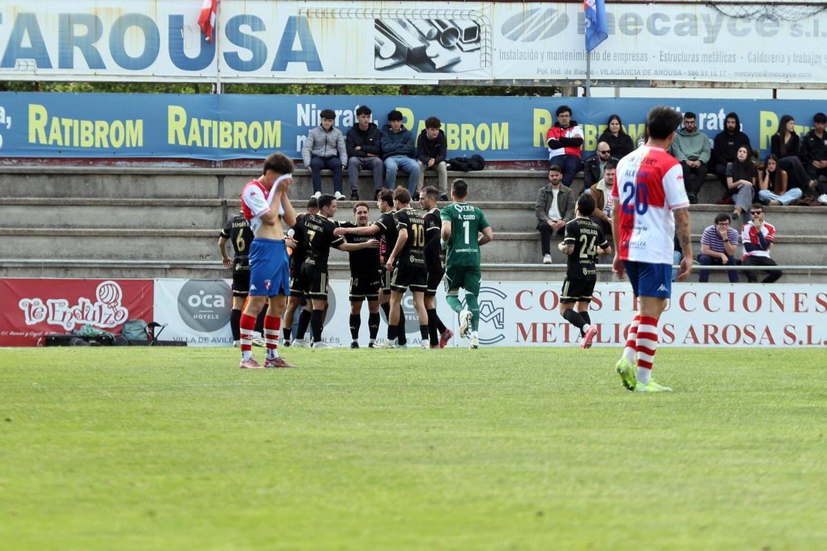 Los jugadores del Compostela celebran uno de los goles de Antón Guisande ante el Arosa.