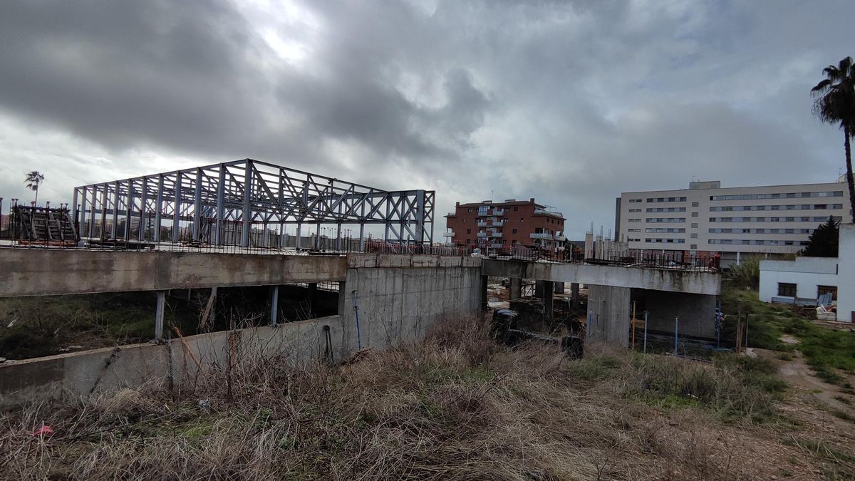 Aspecto que presentan las obras, paralizadas, de la piscina de la margen derecha.