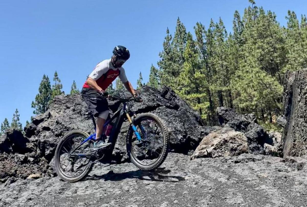 El piloto de motociclismo Carlos Checa sube fotos en julio con su bicicleta en ruta por un malpaís en las faldas del Teide, en zona prohibida. Se disculpó. | e.d.