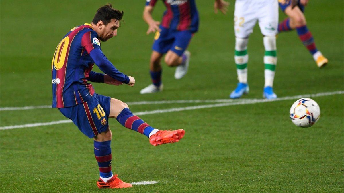 Leo Messi lanza el penalti de su primer gol en el Barça-Real Betis