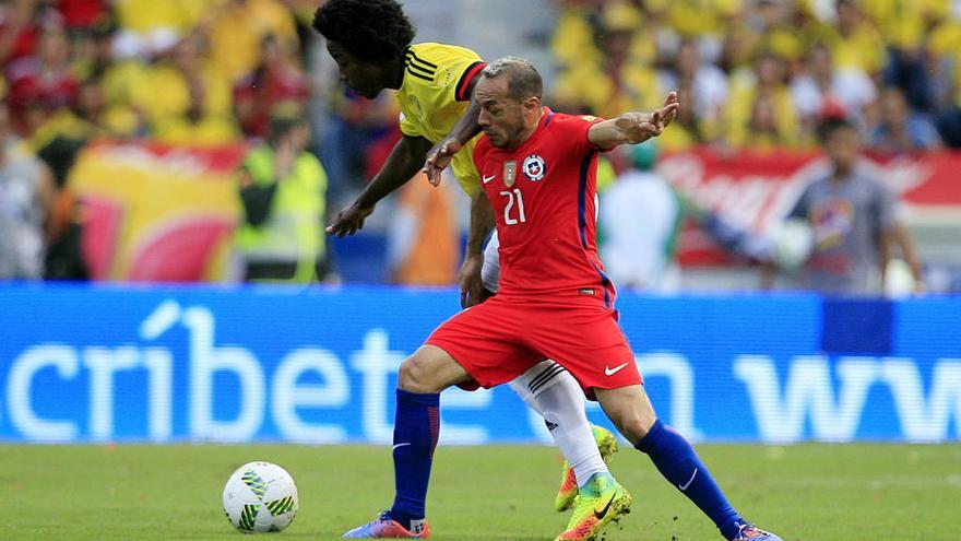 Marcelo Díaz disputa un balón con el colombiano Sánchez.