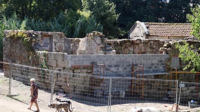 Trabajos de tapiado del molino de Os Gafos.