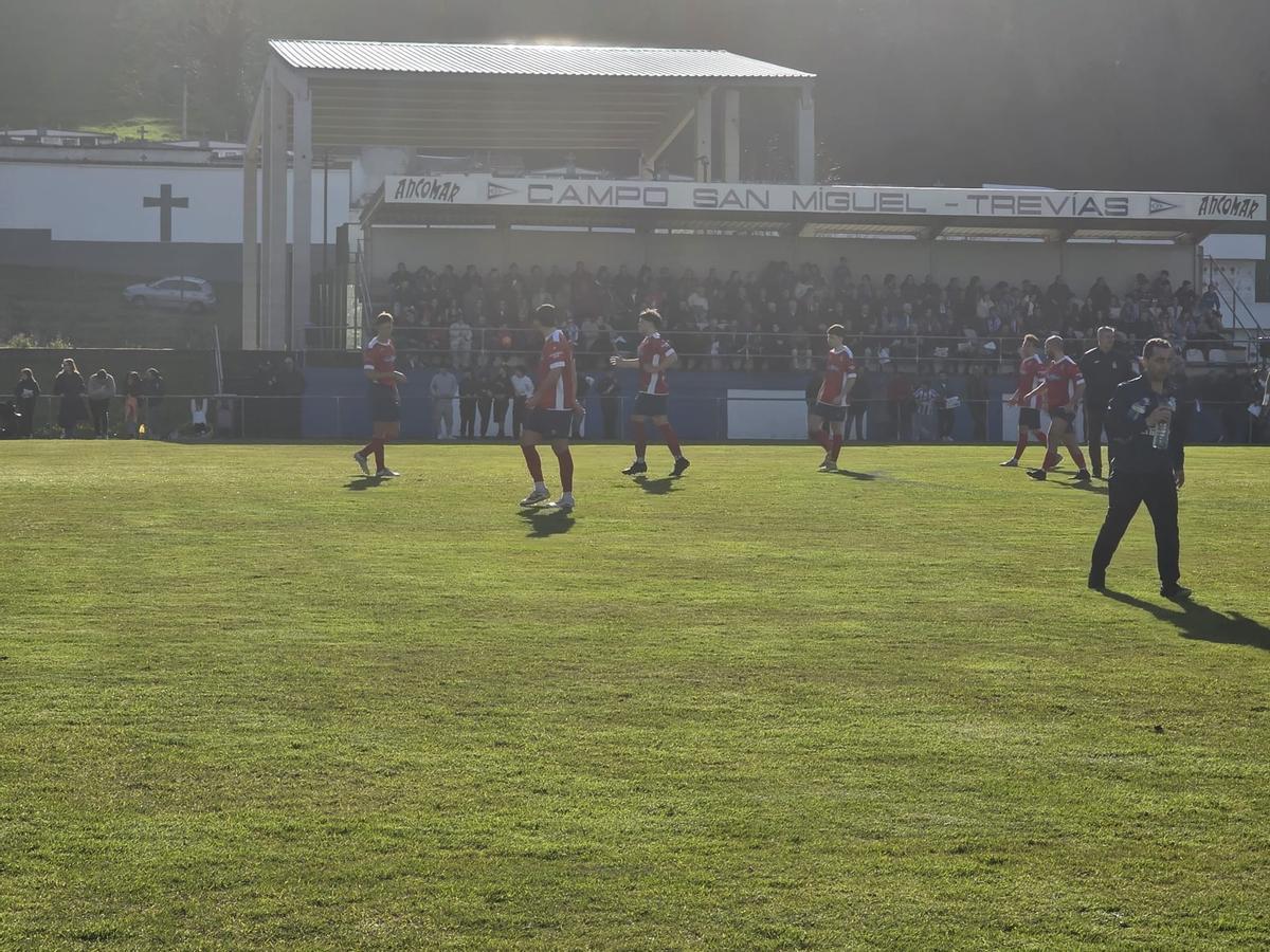 Un momento del partido entre el Treviense y el Narcea.