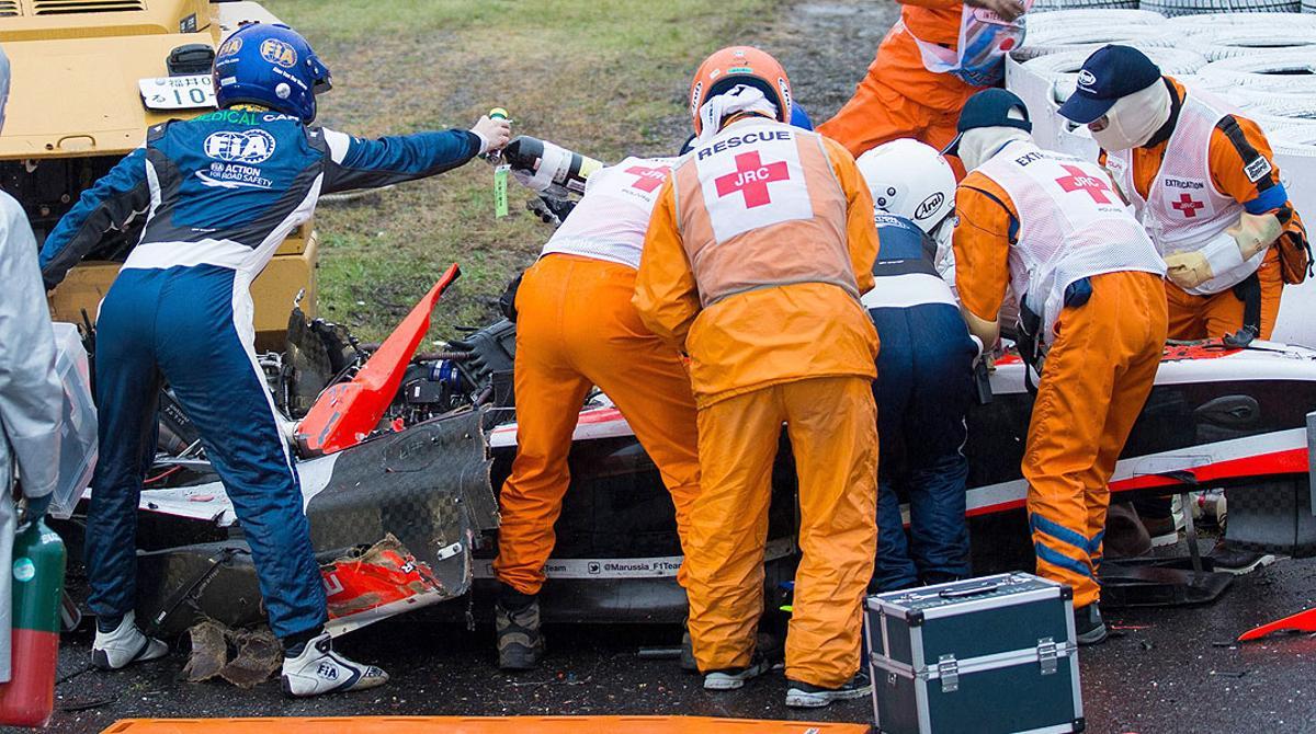 El pilot francès de Marussia-Ferrari perd el control del seu monoplaça i pica amb la grua que retirava el cotxe d’Adrian Sutil.