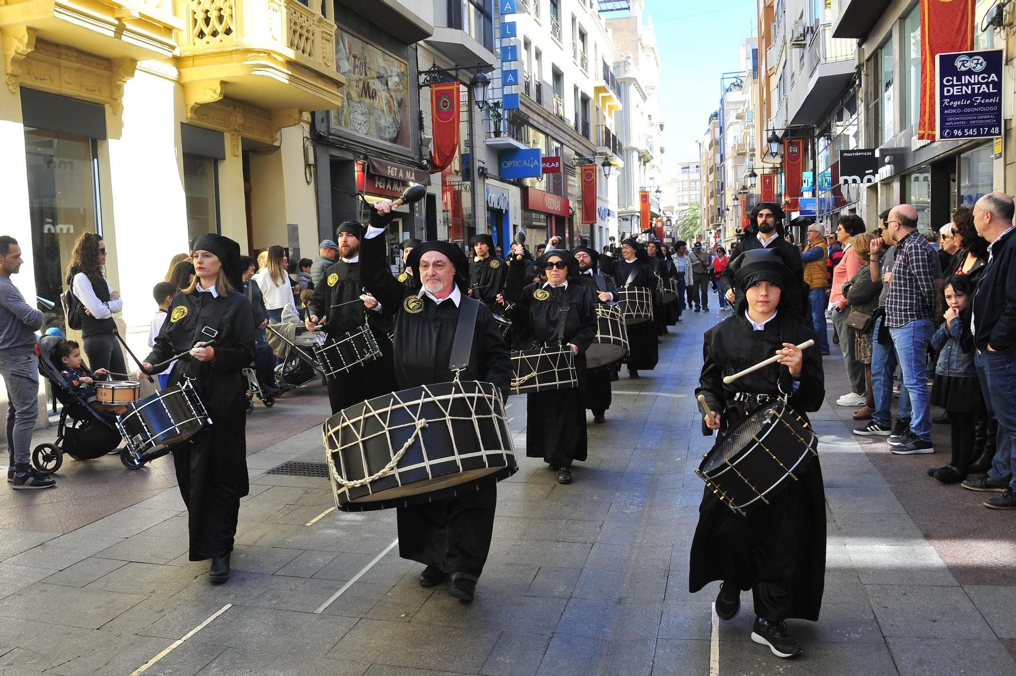 Tamborrada de semana santa en la plaza de Baix