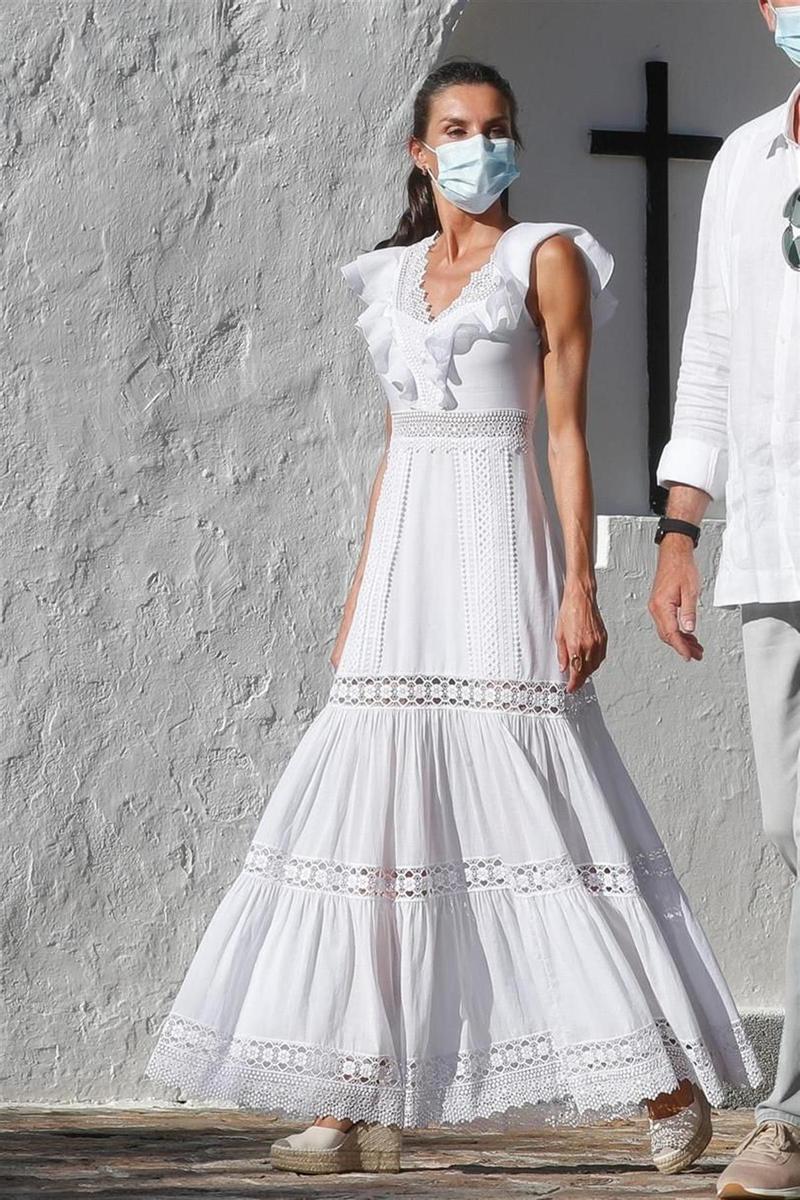 La reina Letizia con vestido blanco de Charo Ruiz Ibiza en 2020