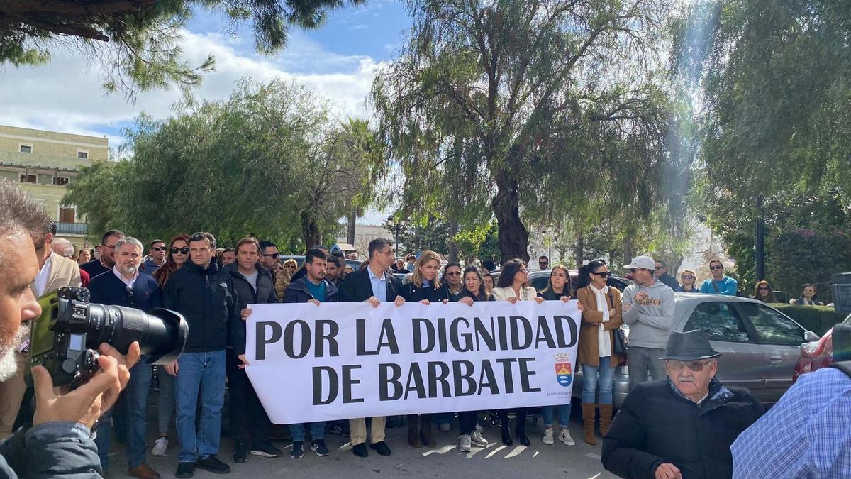 Concentración en Barbate, en Cádiz, por la muerte de dos guardias civiles arrollados por una narcolancha en el mes de febrero.