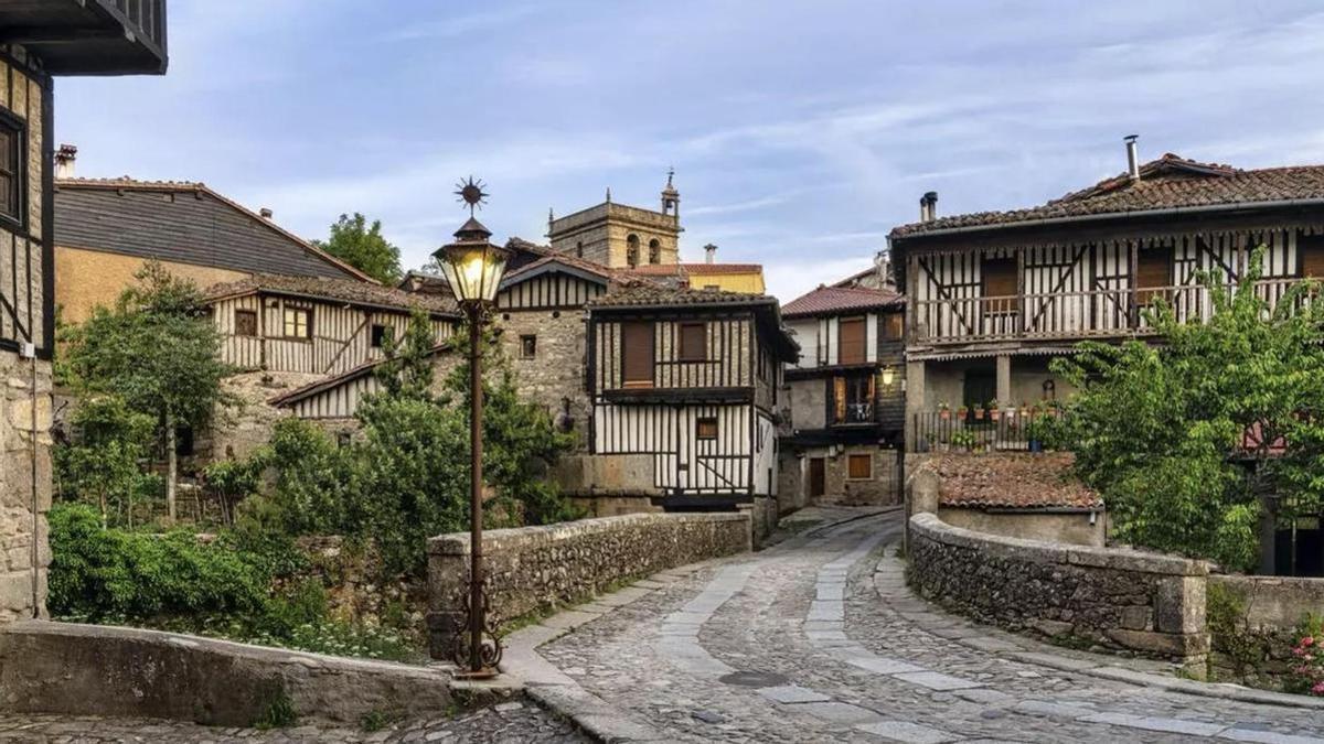 El pueblo detenido en el tiempo que parece una película de Buñuel: entramados de madera, tradiciones ancestrales y el honor de ser el primer Conjunto Histórico-Artístico de España