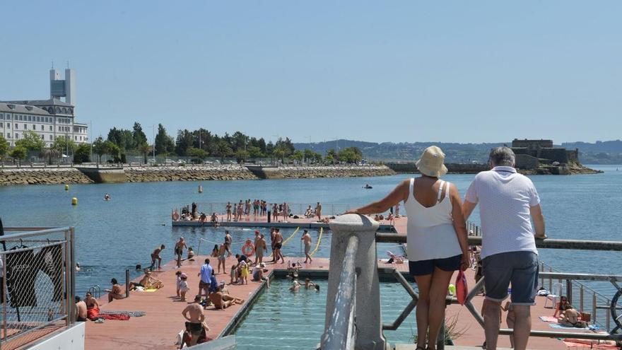 Normas para bañarse en la plataforma de O Parrote de A Coruña: prohibido tirarse de cabeza
