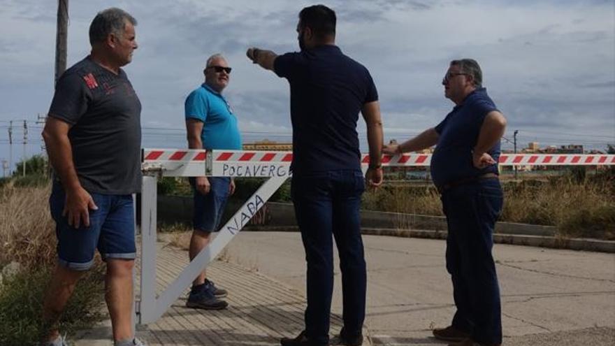 El edil del PP de Alboraia conversa con los vecinos en el túnel cerrado.