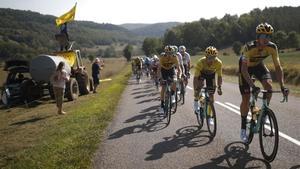 Primoz Roglic, con el jersey de líder a rueda de sus compañeros del Jumbo, durante la 19ª etapa del Tour-