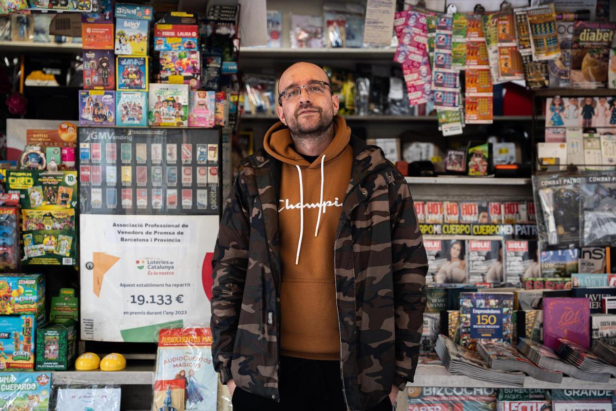 Marc, en su quiosco en la Guineueta, afectado por los últimos apagones en el barrio.