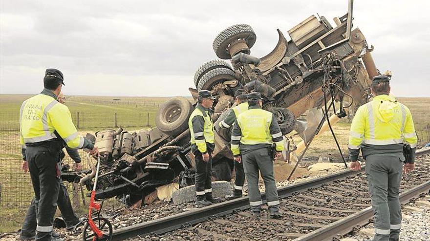 Un tren arrolla un camión en un paso a nivel de toledo