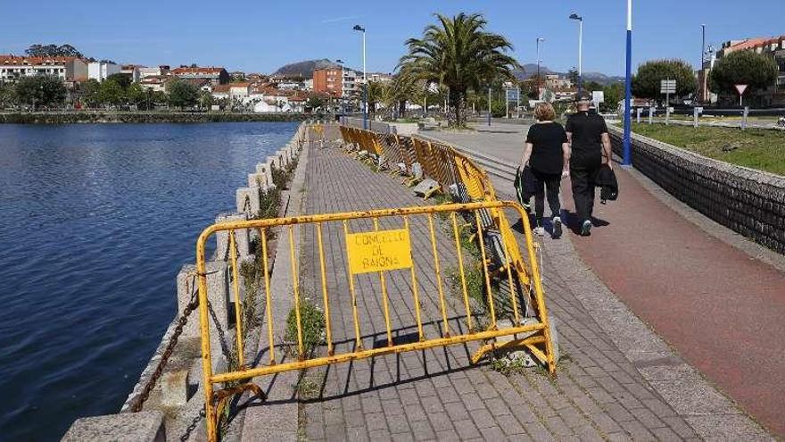 El tramo del paseo de A Foz vallado para garantizar la seguridad de los viandantes. // Ricardo Grobas