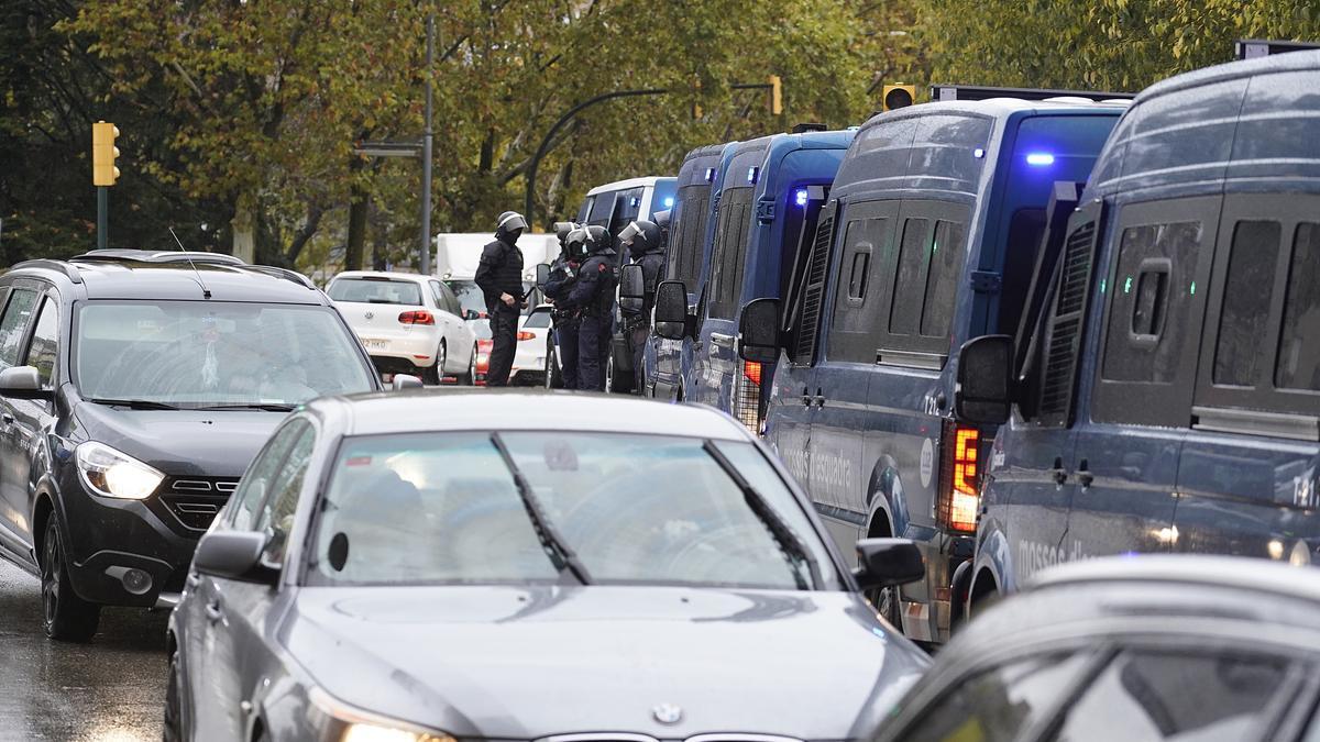 Tallat l'accés al carrer del Carme per protestar contra uns desnonaments