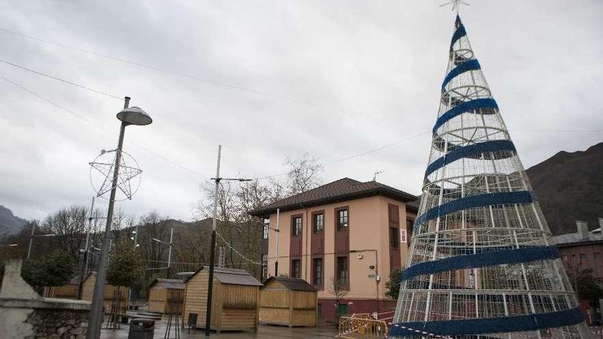 El árbol de Navidad de Laviana, con las vallas puestas el día antes del encendido.