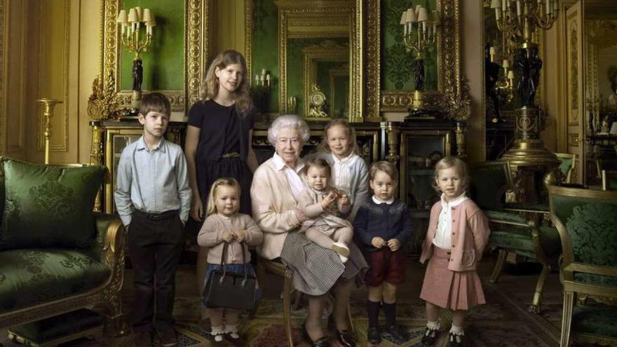 La reina Isabel II, con dos de sus nietos y cinco bisnietos.