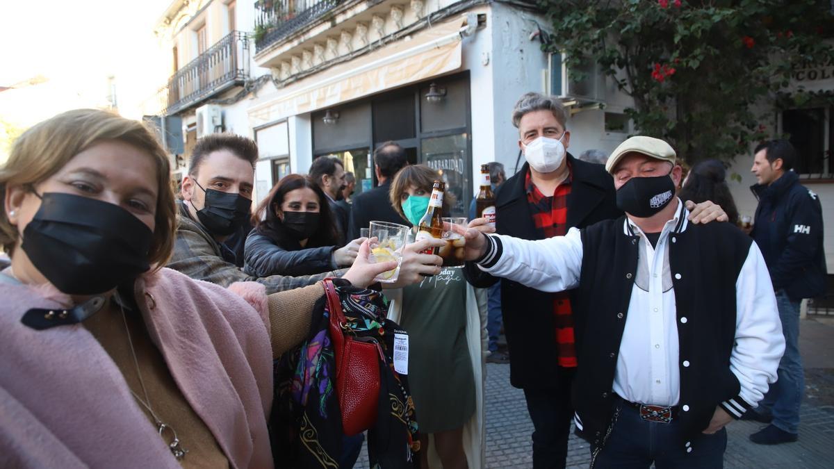 Un grupo de amigos brindan en el centro de Córdoba.