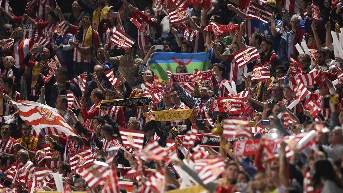 Los aficionados del Girona ondean banderas de su equipo en los prolegómenos del derbi contra el Barça en Montilivi.