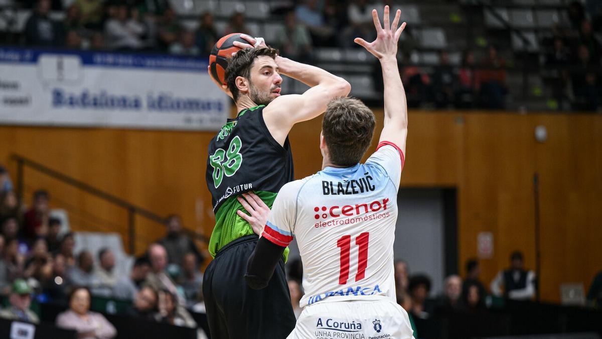 El Obradoiro no pudo con el Joventut y pierde por once puntos