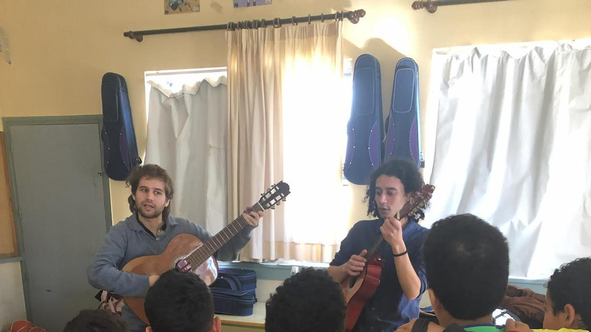 Gabriel Bosch i Andreu Galofré, de La Ludwig Band, a l'escola Anicet de Pagès de Figueres