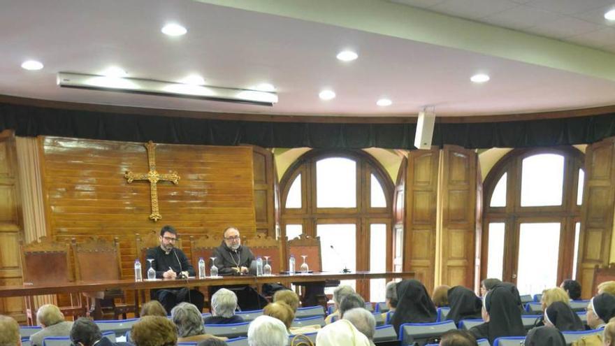 En la mesa, Simón Cortina y Jesús Sanz Montes, ante el centenar de religiosos ayer en Covadonga.