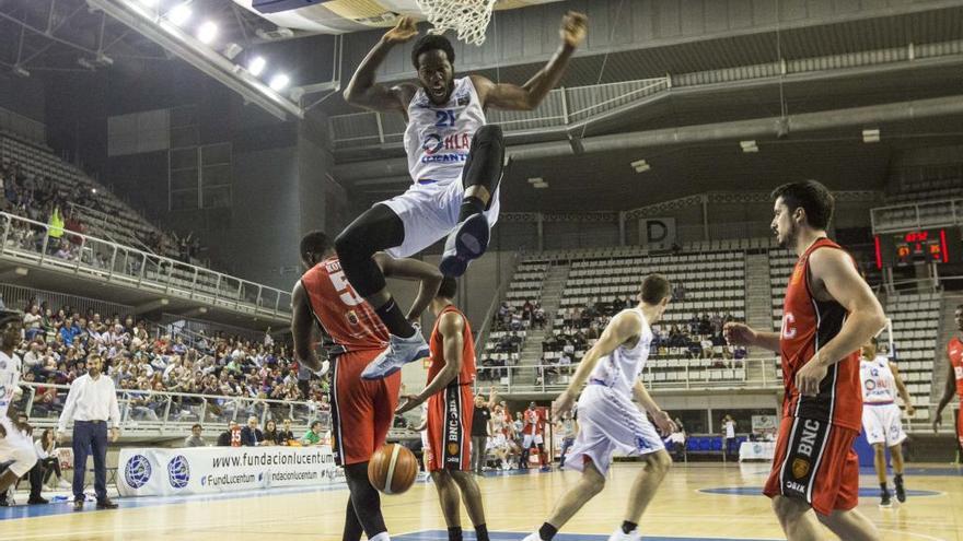 Amadou Sidibe «mata» el aro durante el partido del martes.