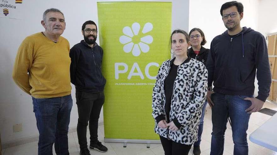 Lara Rodríguez Peña presentó junto a varios compañeros la nueva imagen del colectivo. // Bernabé/J. Lalín