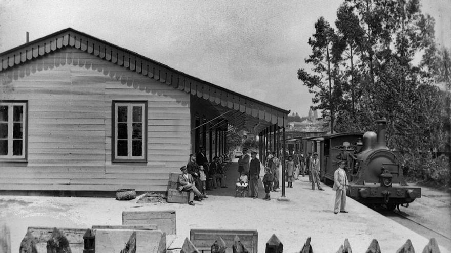 Llegada del tren a la estación de Cornes /editorial alvarelllos