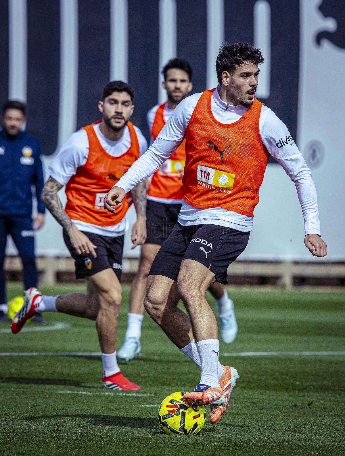 La plantilla del Valencia prepara el partido de este domingo ante el Villarreal.