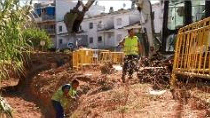 Dos operaris treballant en la millora de la recollida d&#039;aigües pluvials.