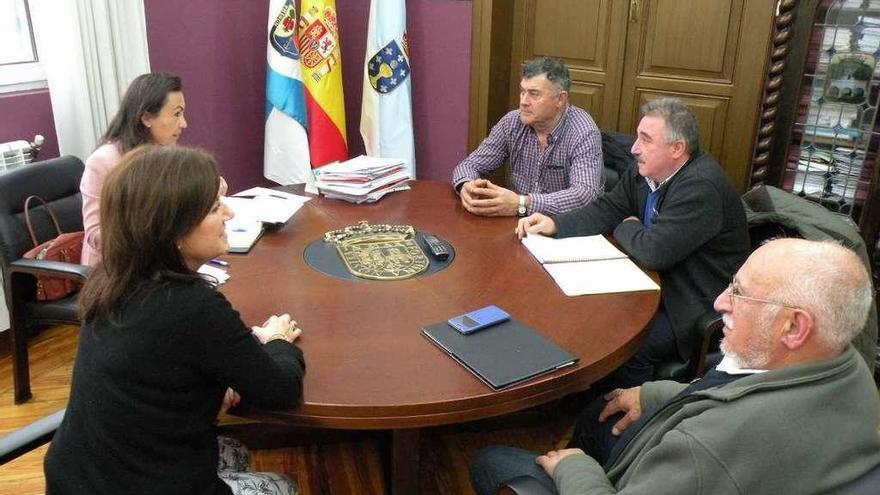 La alcaldesa y la concejala de Turismo, con los representantes de los furanchos de Marín. // S.A.