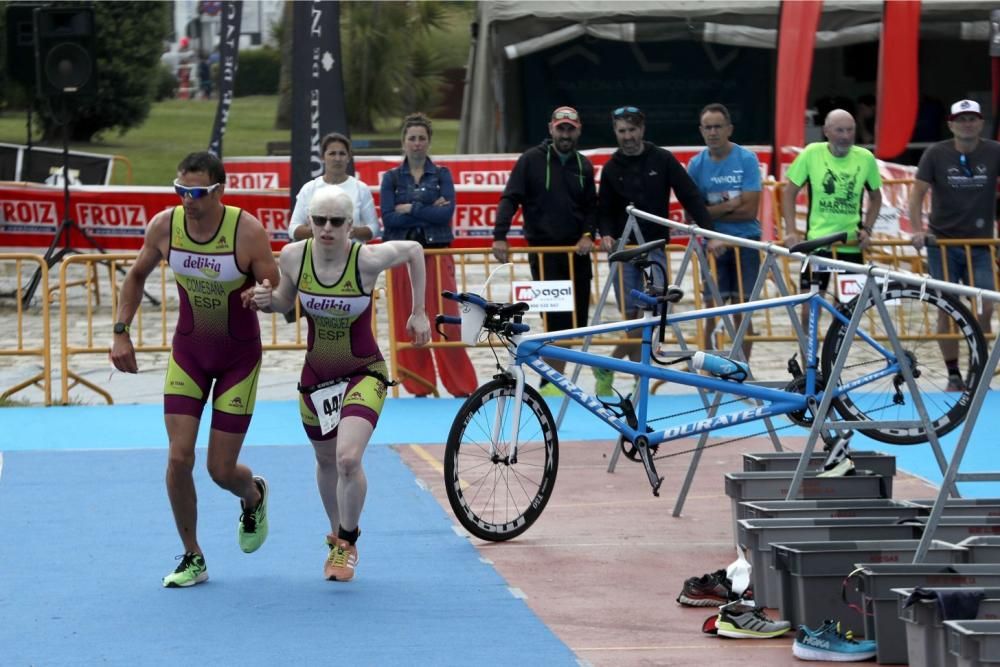 Noya encabeza el Triatlón Atlántico en Baiona. // J. Lores