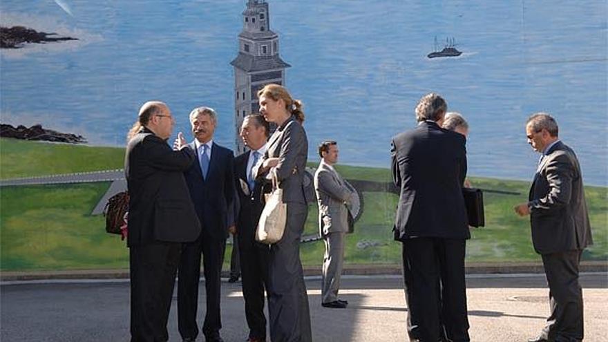 La infanta Cristina, ayer en el patio de la cárcel con el director de la prisión y el delegado del Gobierno.