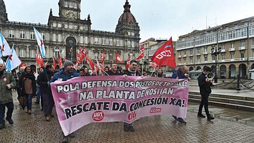 Trabajadores de Nostián se manifiestan en la plaza de María Pita, ayer.