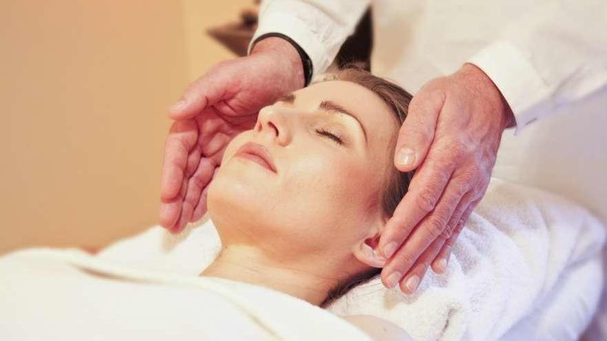 Una mujer se somete a una sesión de reiki.