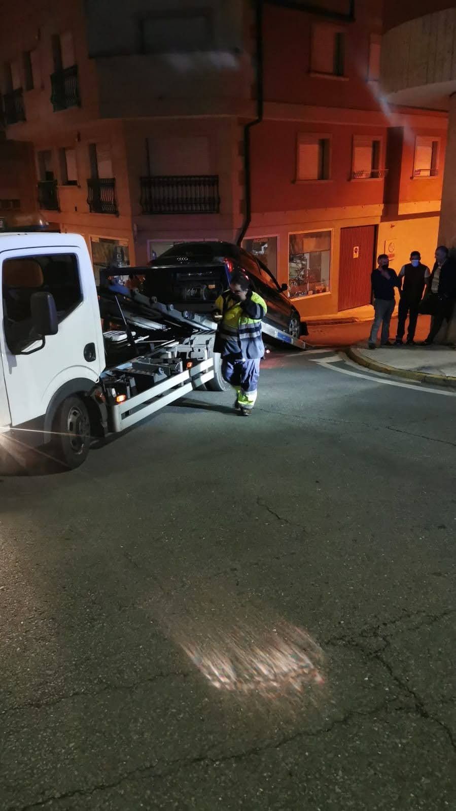 La grúa se encargó de retirar el vehículo accidentado.