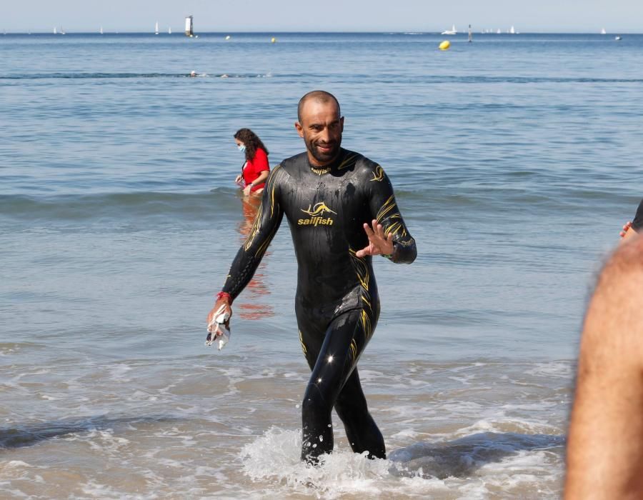 400 nadadores desafían a las aguas de Praia América. // Alba Villar