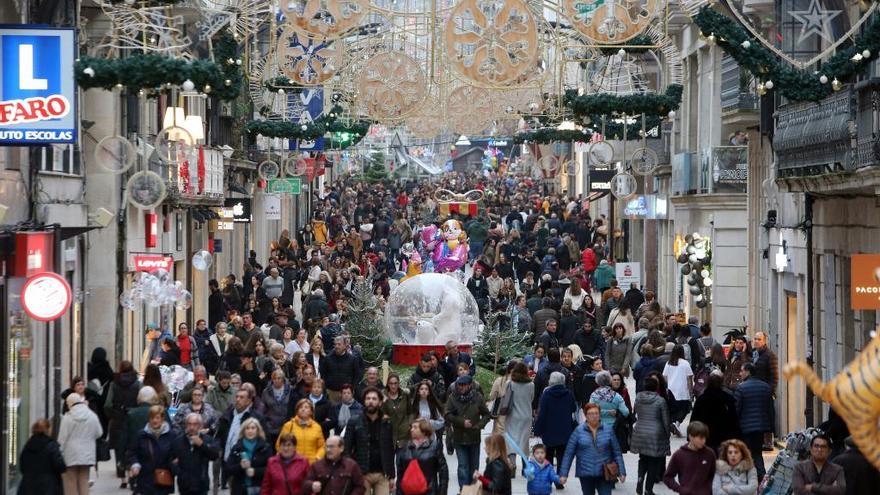 La calle PrÍncipe repleta de gente atraida por las rebajas comerciales del &quot;black friday&quot; y el reclamo de las luces de navidad en Vigo el año pasado