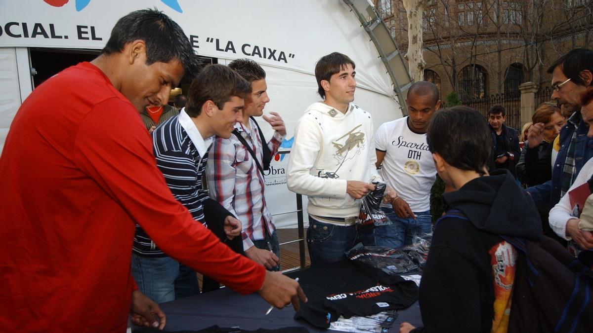 Toledo, Zapater, en primer plano, Óscar, Cani y Ewerthon, en una campaña benéfica en 2006.