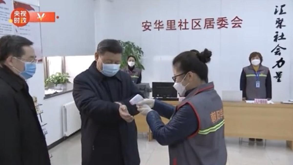 El presidente chino, Xi Jinping, en su primera aparición pública con mascarilla