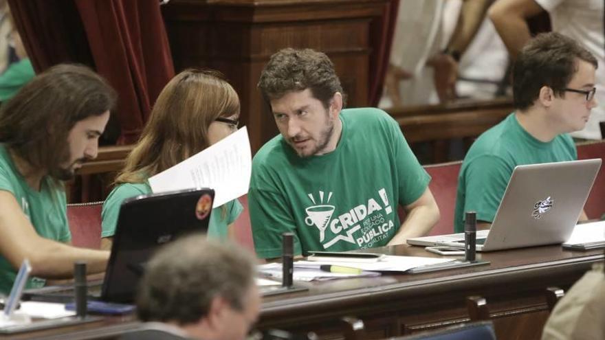 Los diputados de Podemos acudieron al pleno con camisetas verdes. No hablaron de nombramientos.