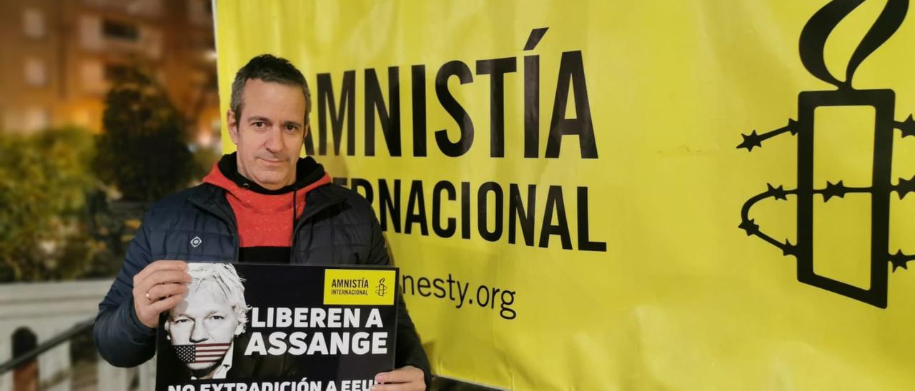 José Manuel Mur, con una pancarta que pide la libertad de Julian Assange.