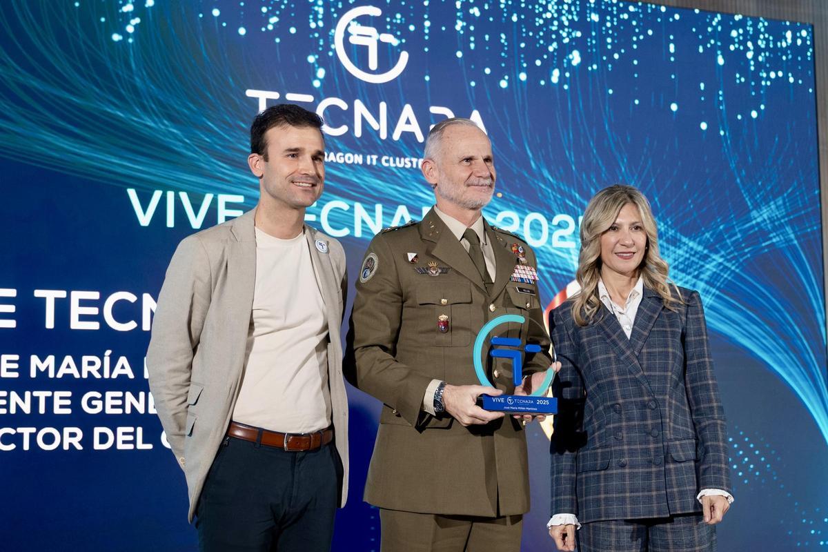 José María Millán, premiado por Tecnara, junto a la vicepresidenta de Aragón, Mar Vaquero.