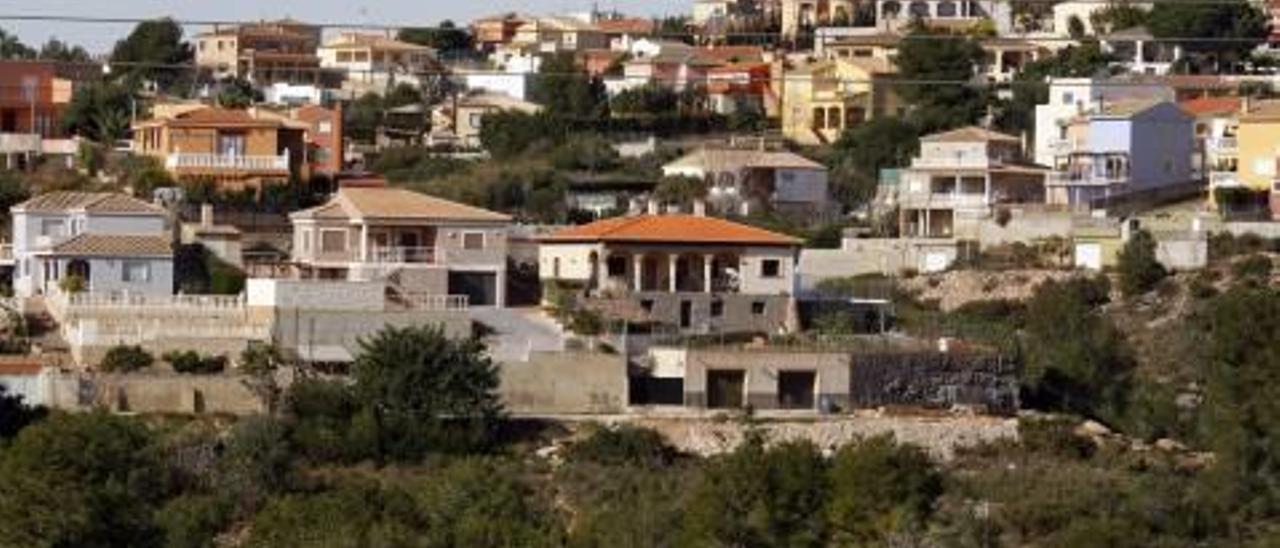 Vista de la urbanización Los Lagos de Alginet, inacabada desde hace décadas.